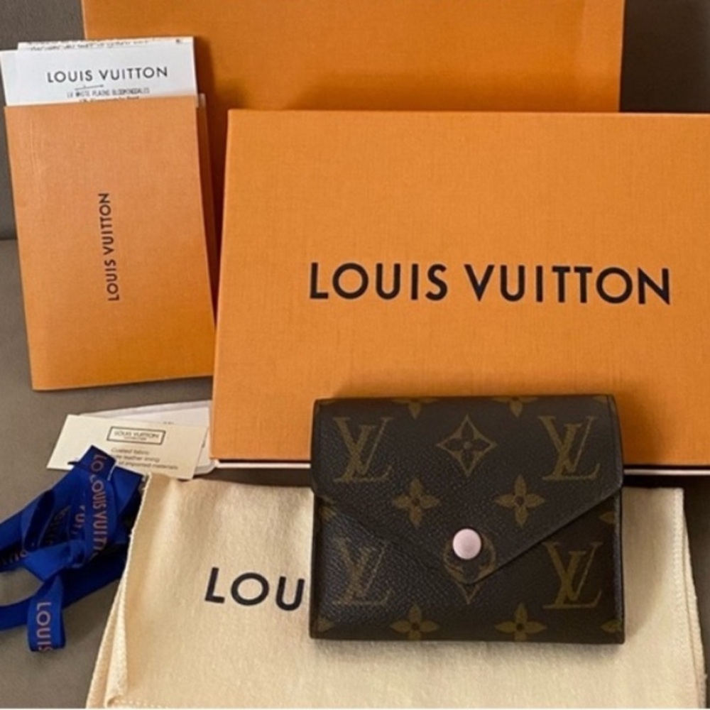 LOUIS VUITTON Monogram Victorine Wallet - Picture 8 of 8